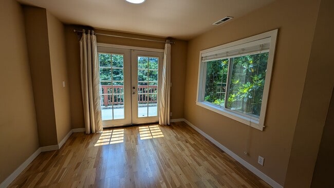 Building Photo - Charming Kirkland Bungalow with Lake Views!