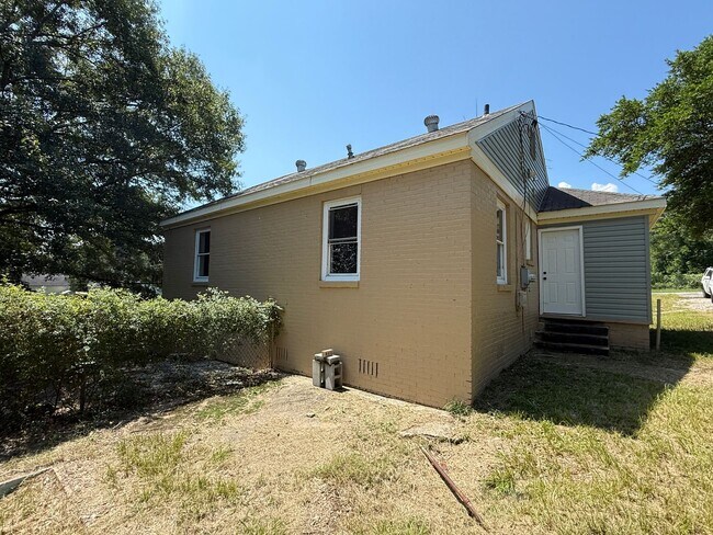 Foto del edificio - 2BR Cottage w/Deck & Fenced Yard
