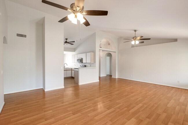 Foto del edificio - Stylish 3-Bedroom Home with Pool in Phoenix