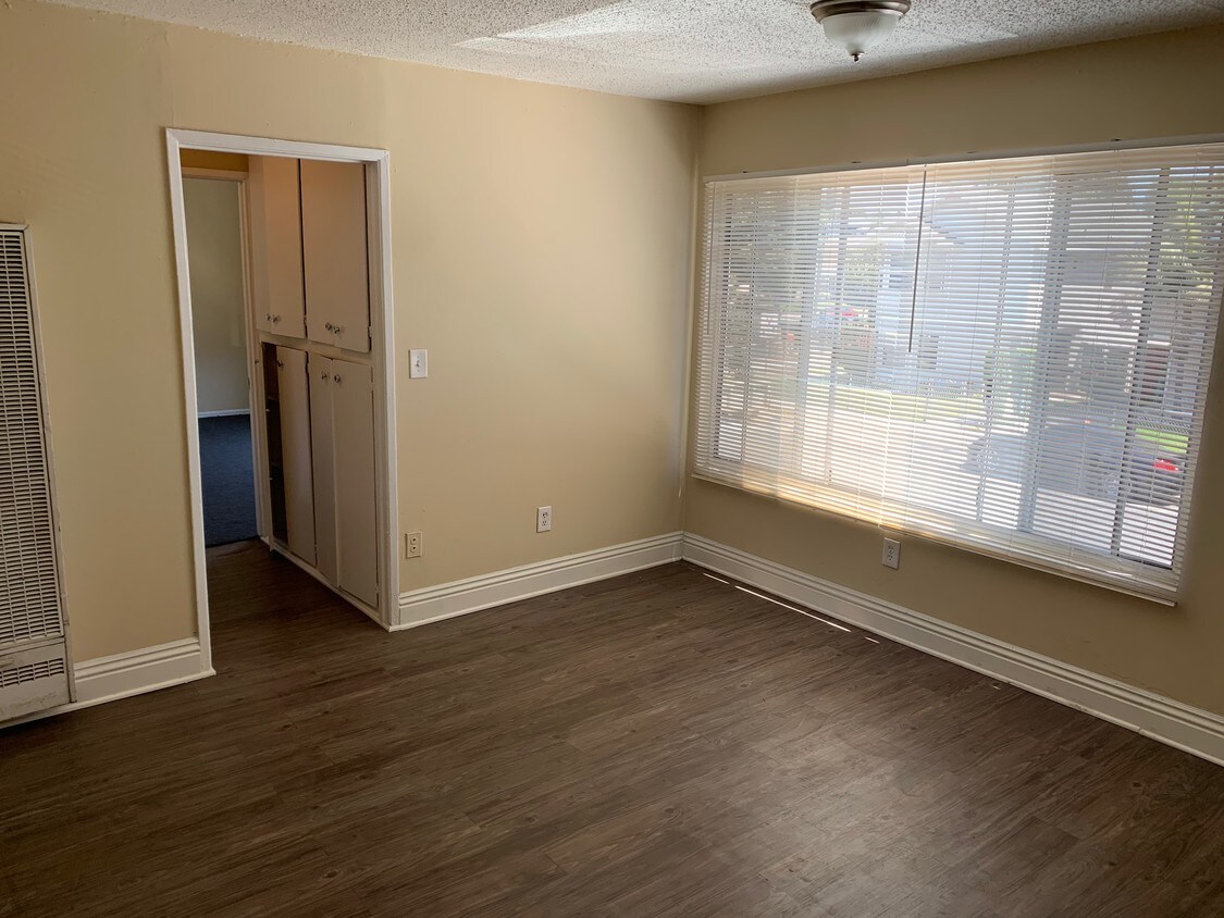 Dining Area - 345 Daisy Ave