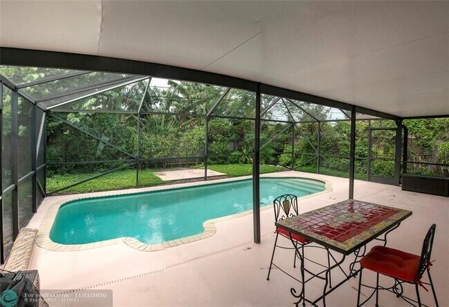 Building Photo - 35 NE 19th Ave