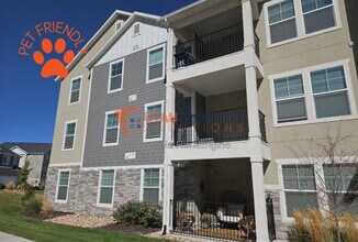 Building Photo - 1152 W Rim Dr
