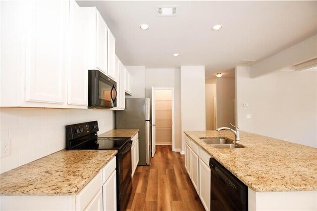 Foto del edificio - 5347 Castle Shoals Wy'