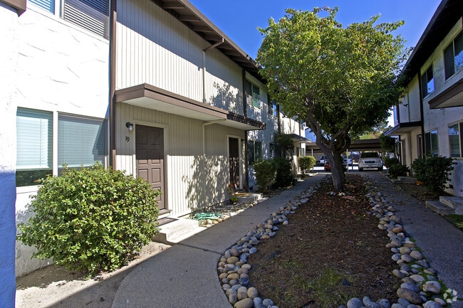 Building Photo - 2190 Chanticleer Ave