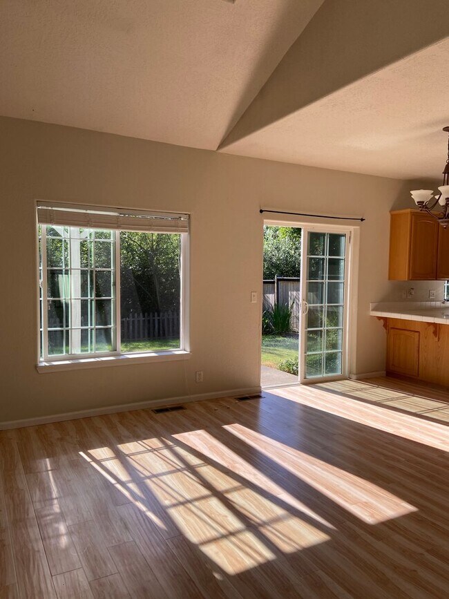 Building Photo - Ambleside Three Bedroom Home