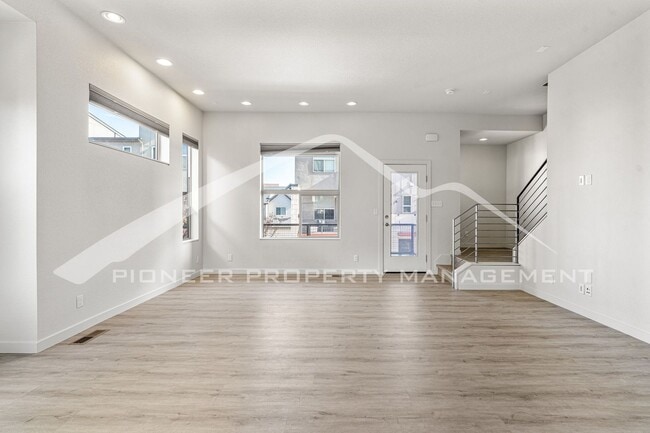 Building Photo - Spacious Townhouse with Washer/Dryer and 2...