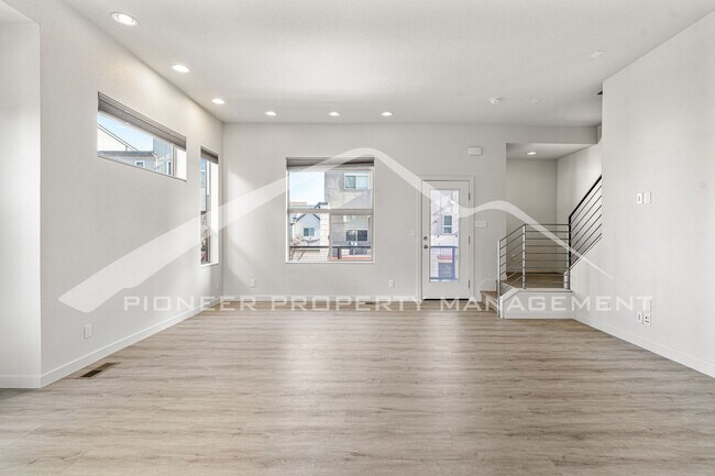 Foto del edificio - Spacious Townhouse with Washer/Dryer and 2...