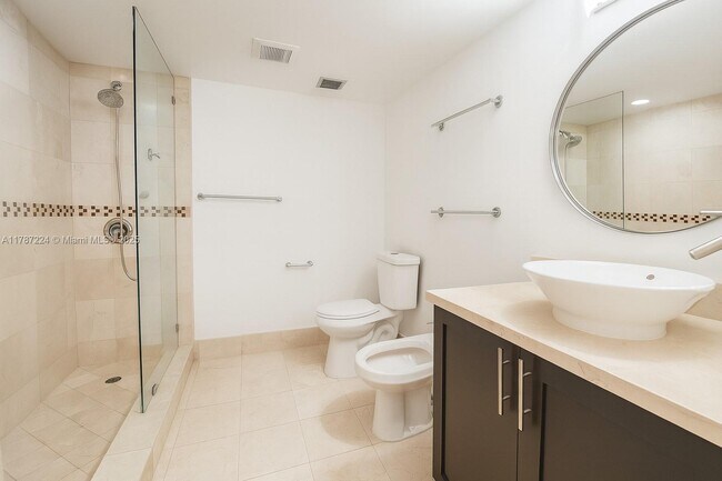 Building Photo - 6061 Collins Ave