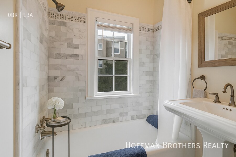 Foto del edificio - 649 N Rossmore Ave