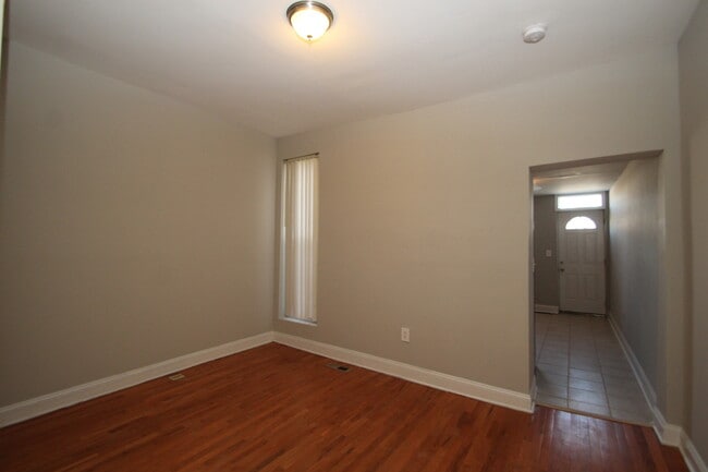 Building Photo - Updated & Lovely Harwood 3bd/1ba rowhome w...