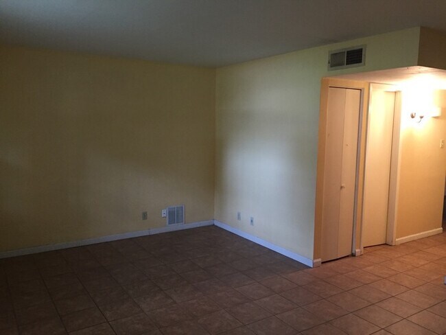 Foto del edificio - 2 Bedroom Duplex in SE San Antonio - PECAN VALLEY