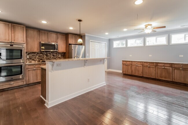 Building Photo - 3 Bedroom Gem