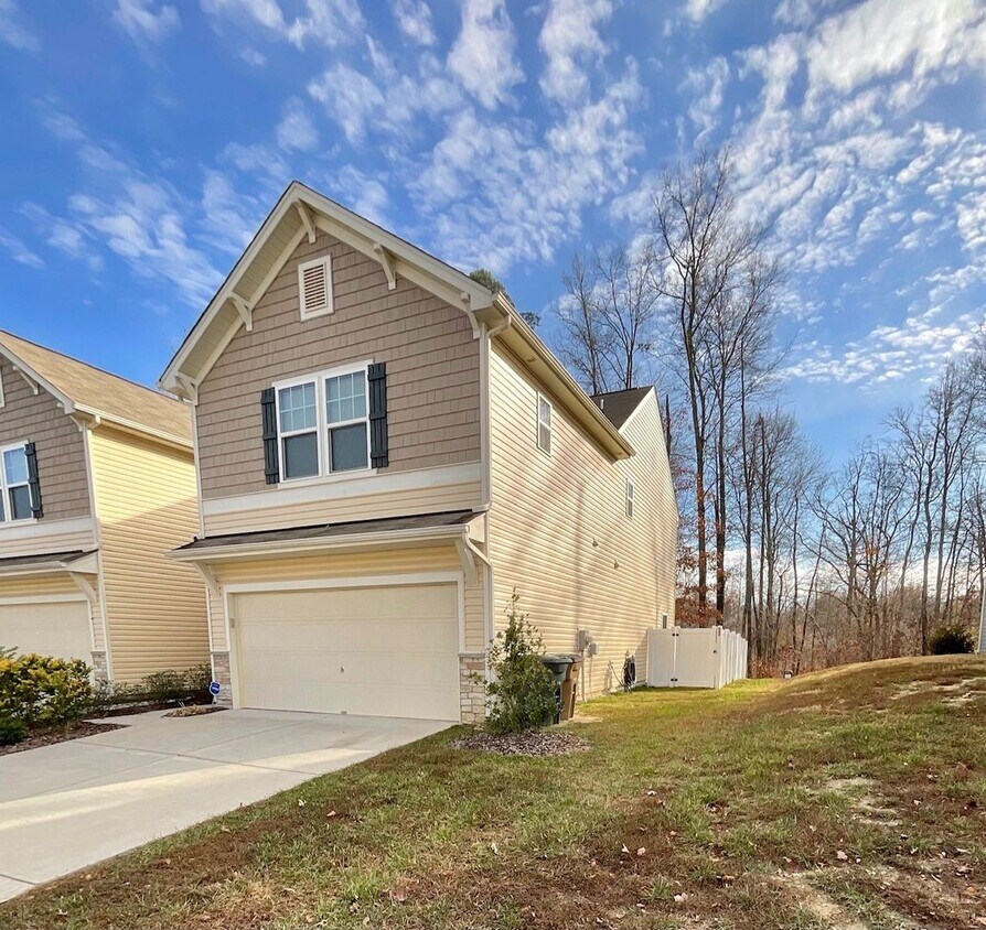Primary Photo - 3 Bedroom Townhome Off Burlington Rd in Mc...