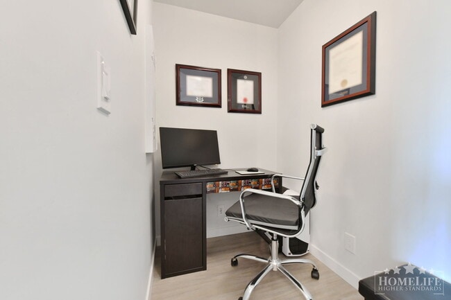 Building Photo - Bright 1 Bedroom + Den Condo for Rent in Union Park, Willoughby Heights