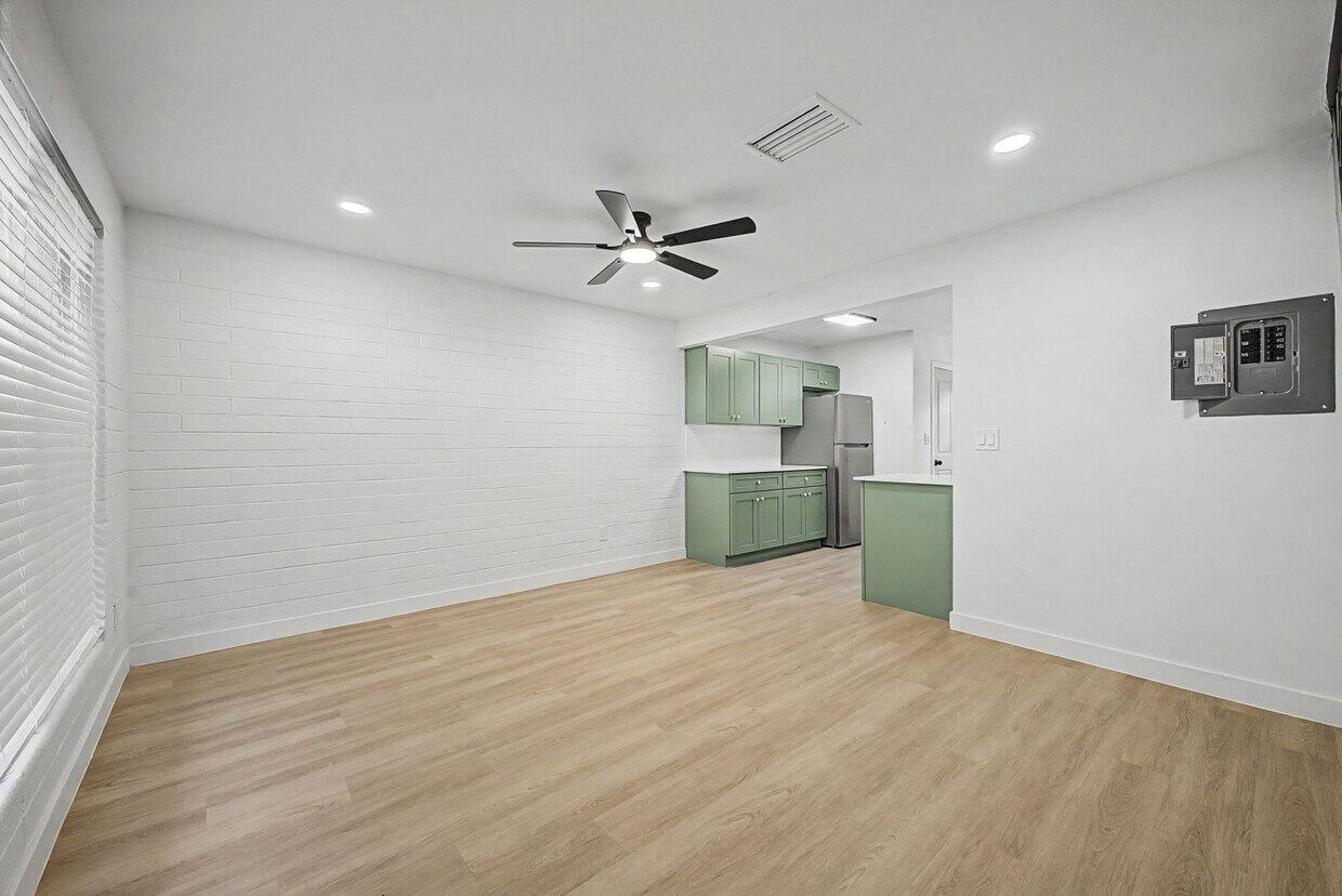 Gorgeous 2 Bed + Bonus Room | Large Private Yards | Resort Pool | 8 Weeks Free Rent! - Gorgeous 2 Bed + Bonus Room | Large Private Yards | Resort Pool | 8 Weeks Free Rent!