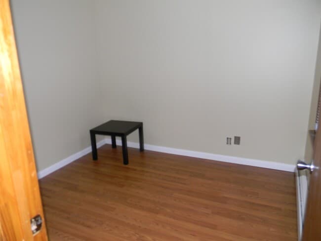 Building Photo - 18 Zabriskie St