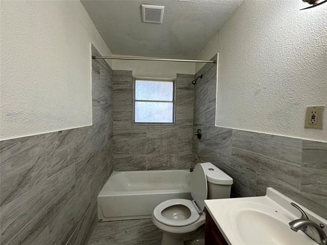 Foto del edificio - 3345 Shorewood Dr