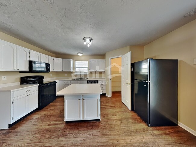 Foto del edificio - 717 Breakers Ln