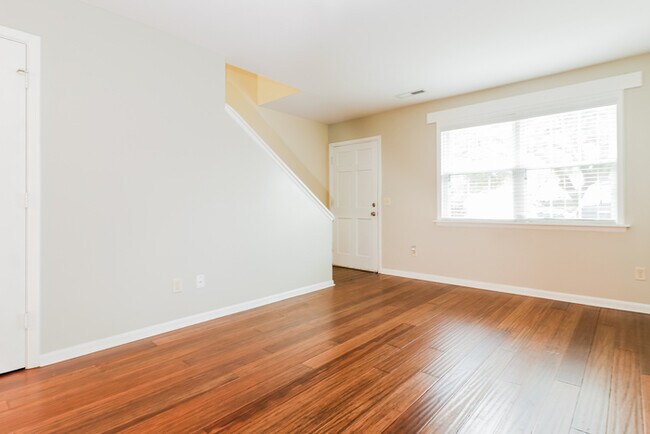 Building Photo - Gorgeous 2 Bedroom Townhome with Private B...