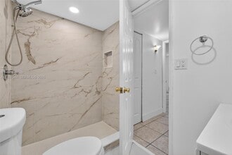 Building Photo - 606 W 81st St