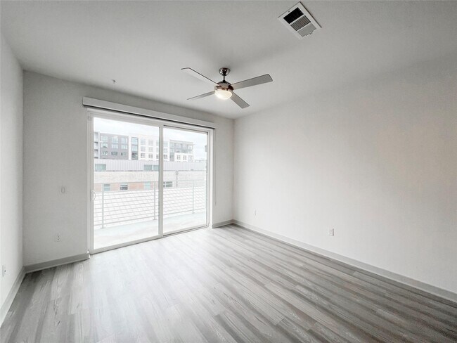 Foto del edificio - 3636 W Dallas St