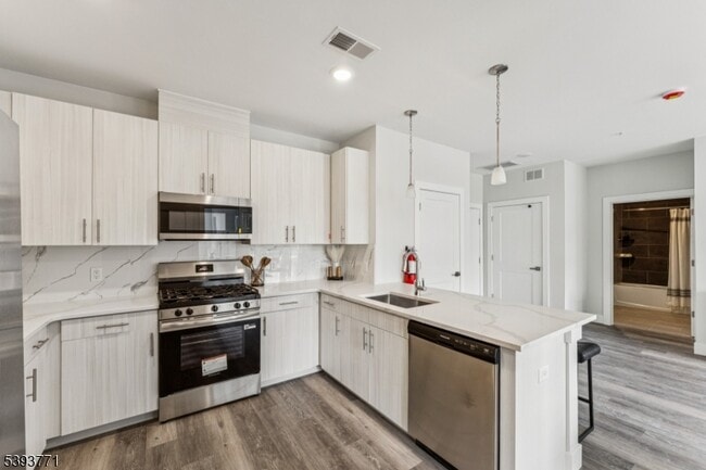 Building Photo - 140 W Webster Ave