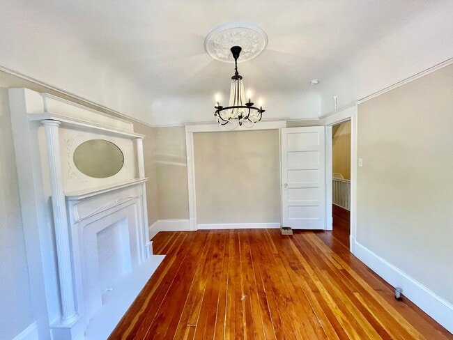 Building Photo - Duboce Park 3BR+Den/1BA.  Edwardian Charme...