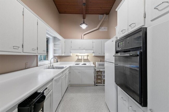 Foto del edificio - 2627 Woodacres Rd NE