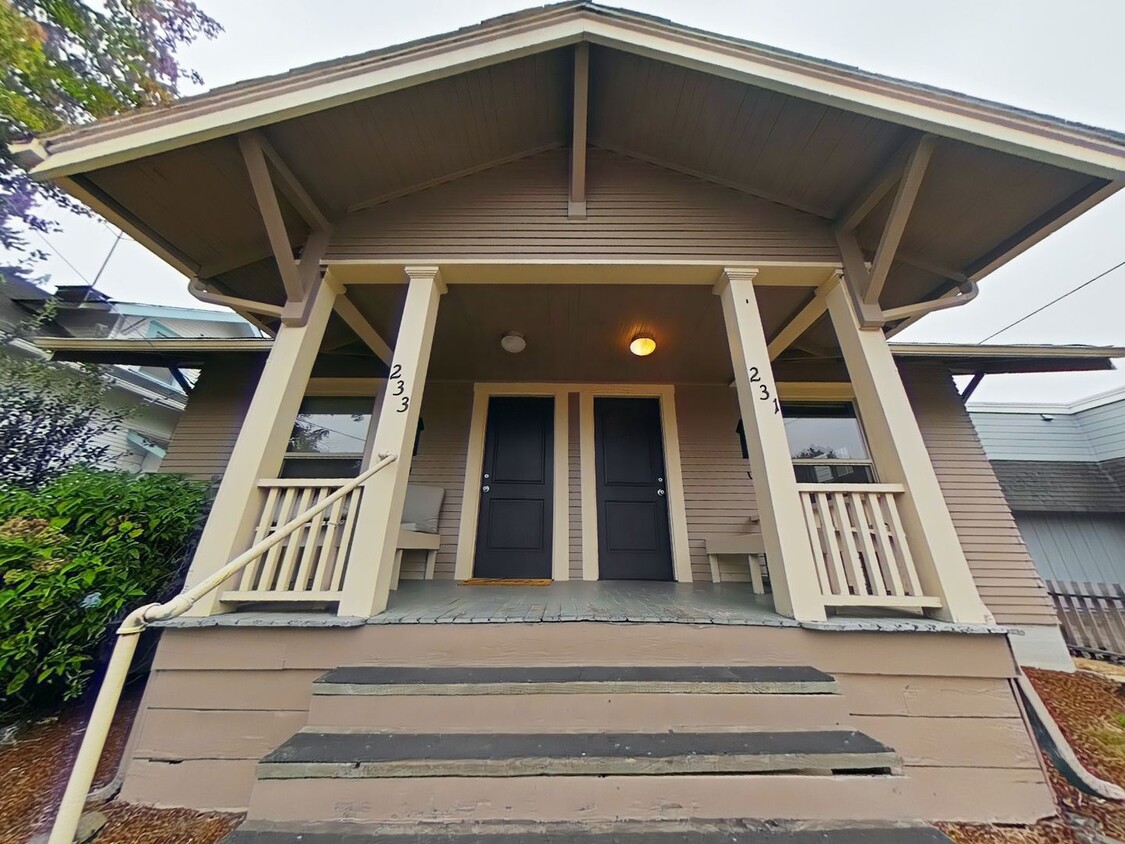 Foto principal - Duplex ~ Close to Campus ~ Small Pet Friendly