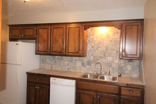 Foto del edificio - 223-225 Skylark Ct