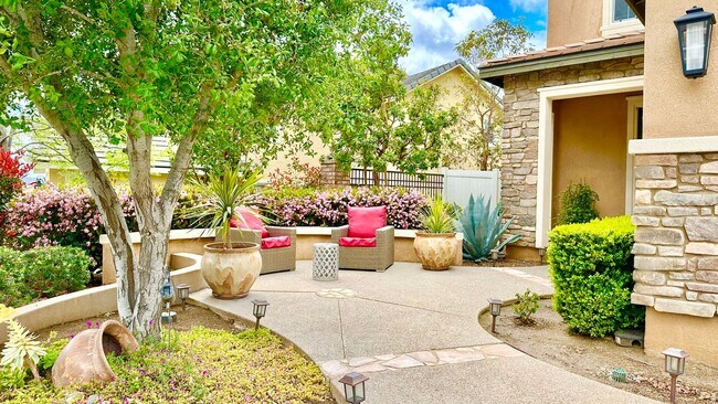 Building Photo - Beautiful "Model" Home in the Horse Creek ...