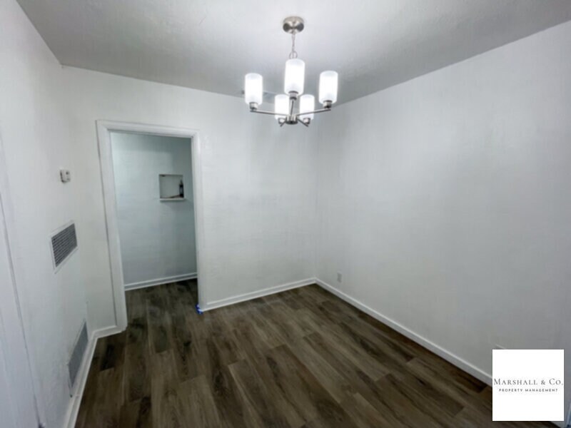 Foto principal - REMODELED TOP FLOOR 2BR/1BA IN SMALL AND Q...