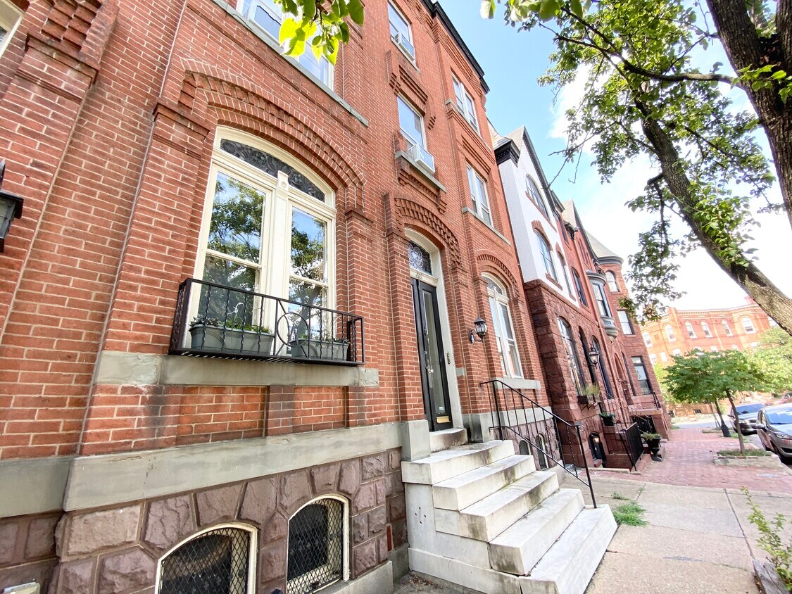 Primary Photo - 210 Laurens St