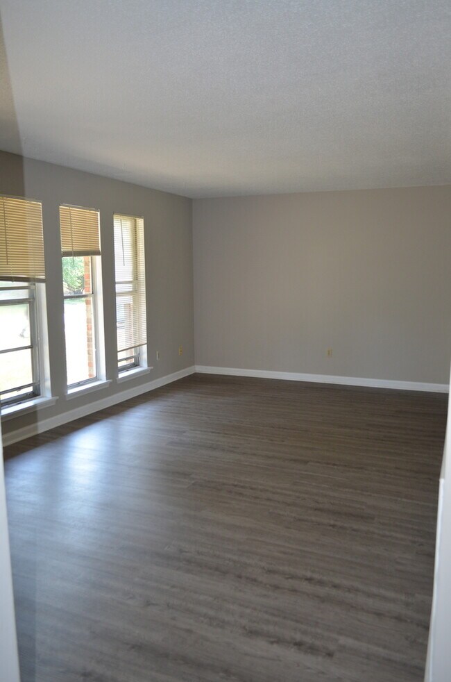 Foto del edificio - 201-203 Maple Grove Way