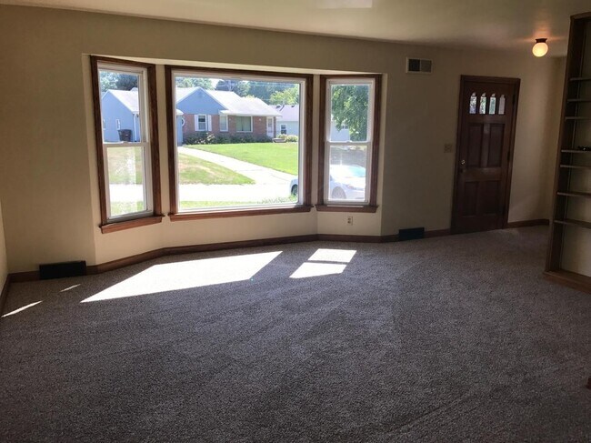 Building Photo - Spacious Home In Great Neighborhood!