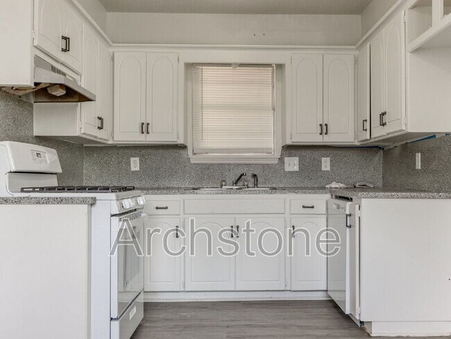 Building Photo - 4501 Meadowvale Dr