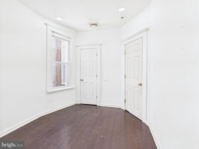 Building Photo - 616 S 60th St