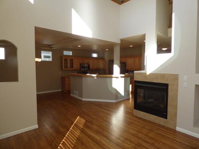 Building Photo - 4 Bed/4 Bath Beautiful Home with Newly Fin...