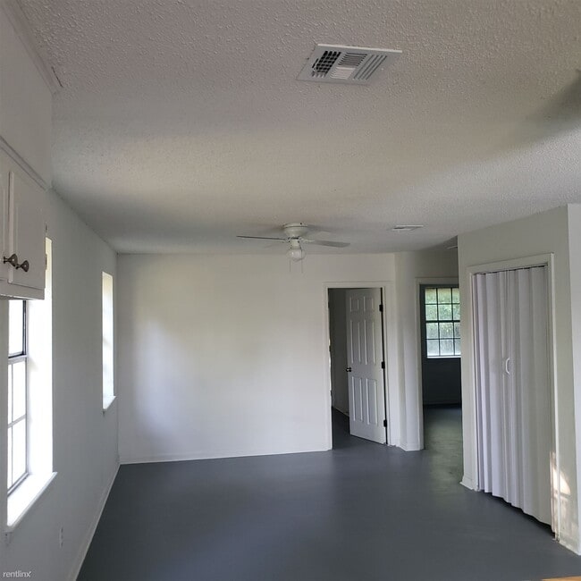 Building Photo - 3 br, 2 bath Duplex - 300 Rials Drive Unit B