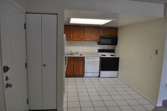Building Photo - 9666 Brentwood Way