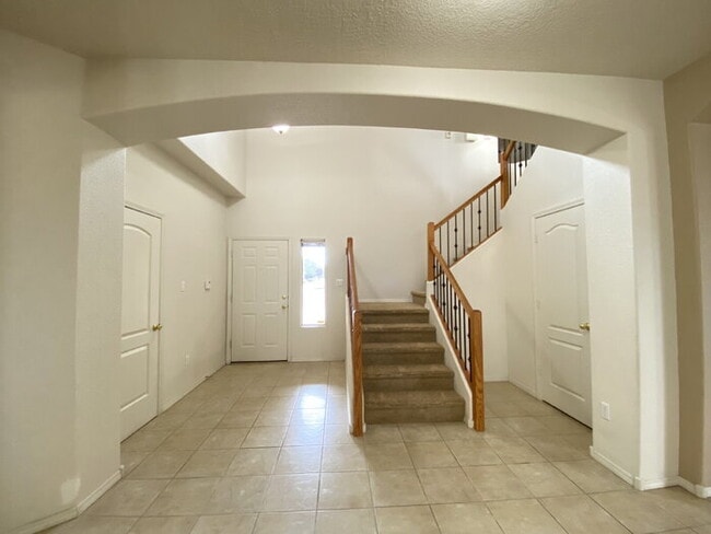Foto del edificio - Large 5BR/2Story w/Balcony - Northern Meadows