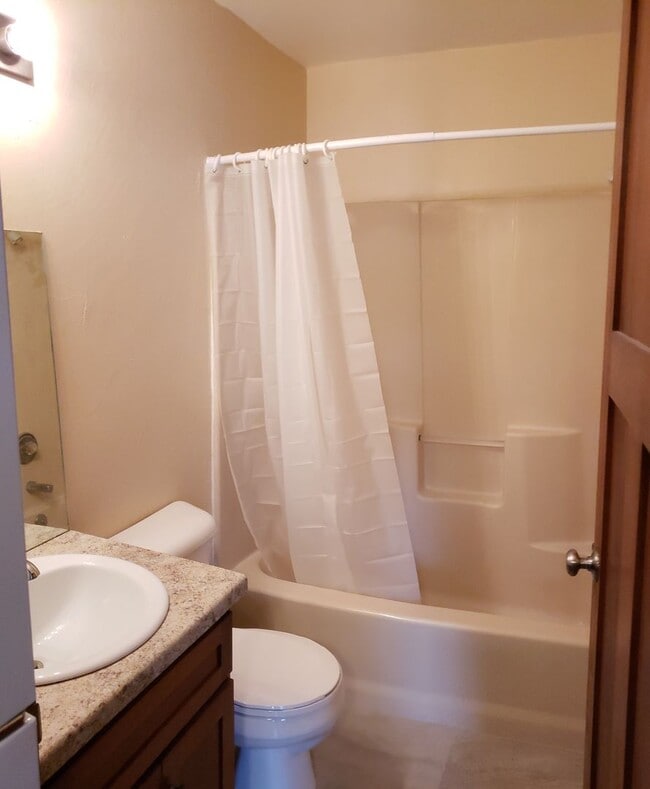 Foto del edificio - 2 BR 1 BA Lower Level Apartment newly Remo...