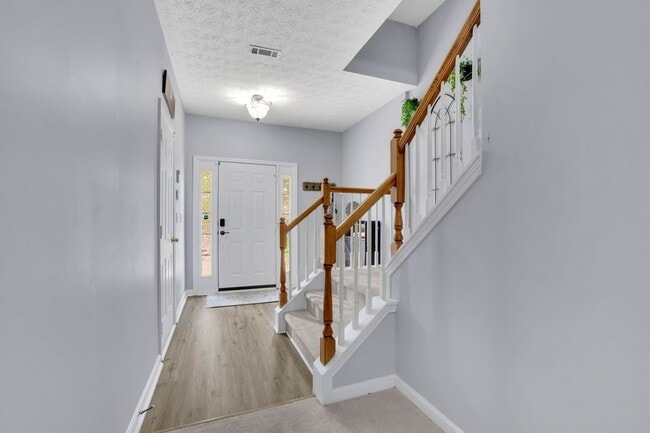 Foto del edificio - 541 Lantern Wood Dr