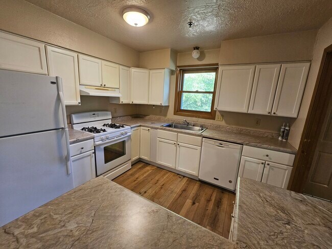 Foto del edificio - 531 Lakeshore Ct