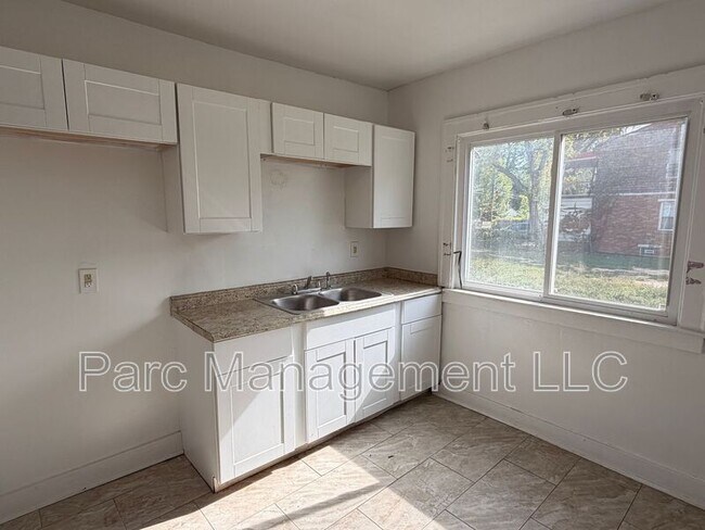 Foto del edificio - 16728 Woodingham Dr