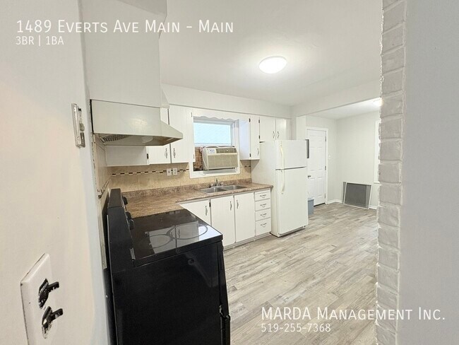 Photo du bâtiment - SPACIOUS 3BEDROOM/1BATH MAIN FLOOR UNIT + HYDRO & GAS