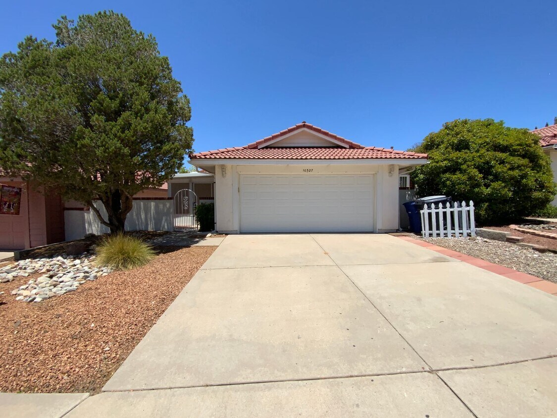 Foto principal - 3 Bedroom Single Story Home Available Near...