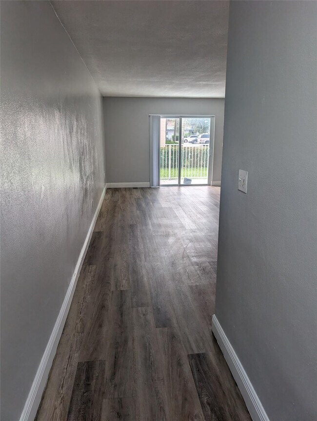 Foto del edificio - 5820 NW 17th Pl