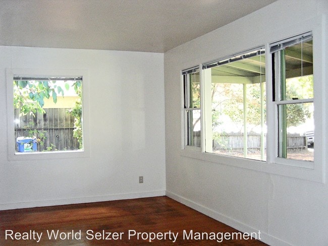 Building Photo - 2 br, 1.5 bath House - 245 W. Gobbi St.