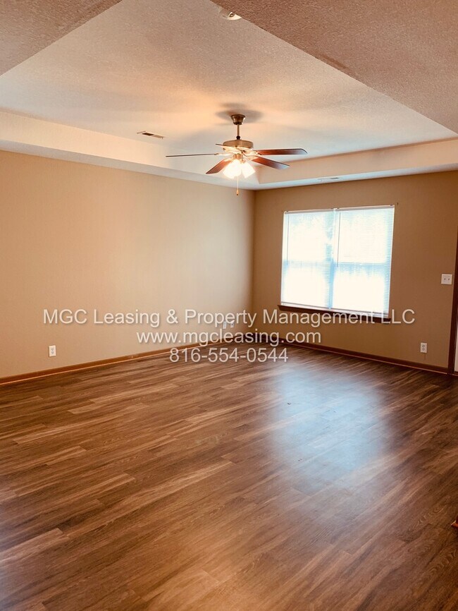 Foto del edificio - Charming Brick Ranch Duplex in the Heart of Lone Jack - Ready Now